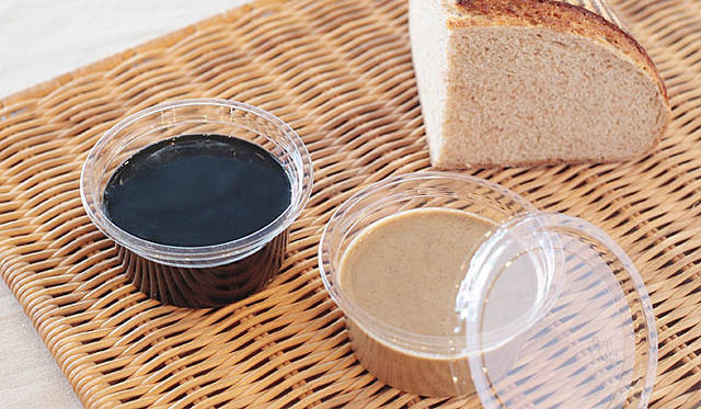 <b>アコルト（der Akkord）</b><br>以前からサンド類に使用していたゴマペースト。よりパンを楽しんでいただくために、商品として販売することに。工房内で挽く、フレッシュなゴマの香りが口中に広がる。小210円（100g）