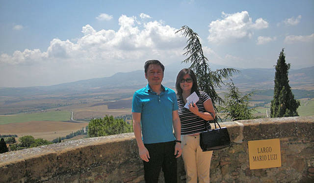 トスカーナの広大な畑をバックに島田雅彦さんと島田美奈子ちゃん（若干、新婚旅行の写真みたいで、失礼しました）。そう、今回はトリプル島田の取材旅行（笑）。<br>しかも美奈子ちゃんは、イタリアにオペラのプロになるべく訪伊したため、オペラの演出経験もある雅彦さんとのオペラ談義は、じつにわたしにとって興味深いものに