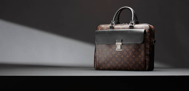 <b>Louis Vuitton Monogram Macassar｜ルイ・ヴィトン モノグラム・マカサー ライン</b>　ソフトタイプのブリーフケースには取り外し可能なショルダーストラップが付く。“ソフト・ブリーフケース” 21万7350円