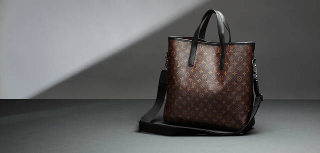 <b>Louis Vuitton Monogram Macassar｜ルイ・ヴィトン モノグラム・マカサー ライン</b>　開口部にファスナーやベルトなどがつかないオープンタイプのトートバッグ。ショルダーストラップは取り外し可能。“デイヴィス” 16万650円