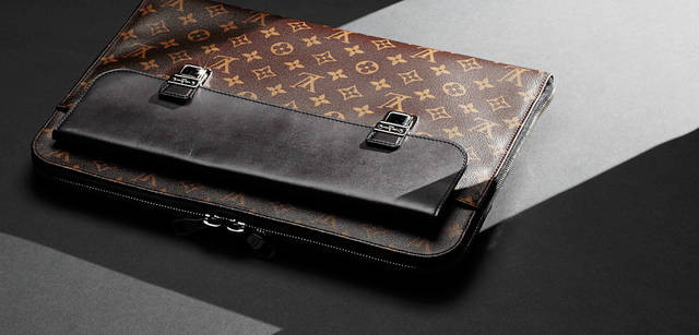 <b>Louis Vuitton Monogram Macassar｜ルイ・ヴィトン モノグラム・マカサー ライン</b>　薄マチのドキュメントケースは大きいフラップがアクセント。ダブルになった開口部のファスナーは、サイドまで開閉することができる。“ポルト・ドキュマン” 11万3400円