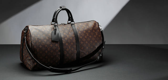 <b>Louis Vuitton Monogram Macassar｜ルイ・ヴィトン モノグラム・マカサー ライン</b>　45と55の2サイズがあるキーポルのこちらは55。軽さとその容量の大きさは従来どおりで使い勝手がいい。“キーポル・バンドリエール55” 15万5400円
