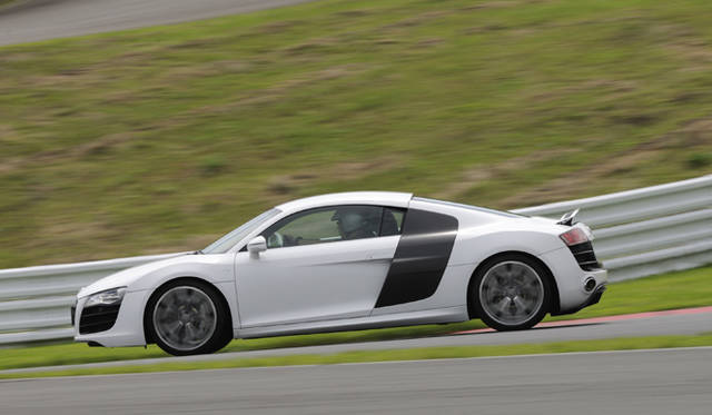 <b>Audi R8 5.2 FSI quattro｜アウディ R8 5.2 FSI クワトロ</b>