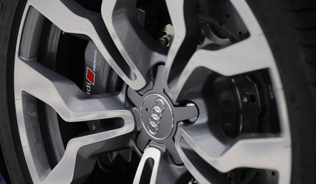 <b>Audi R8 5.2 FSI quattro｜アウディ R8 5.2 FSI クワトロ</b>