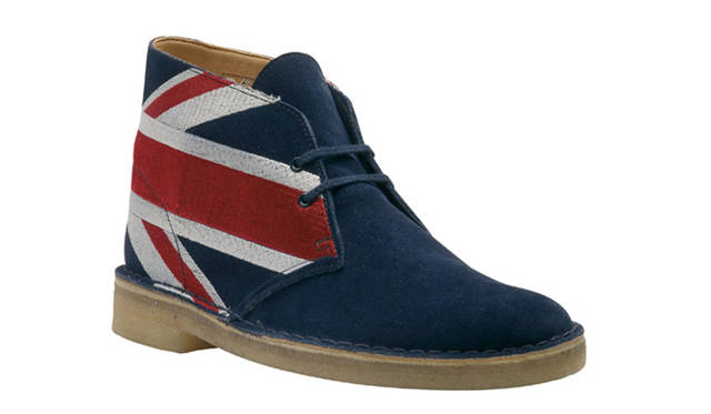 クラークス オリジナルズ デザートブーツ誕生60周年特別記念モデル「Red/White/Blue」2万4150円（メンズ）