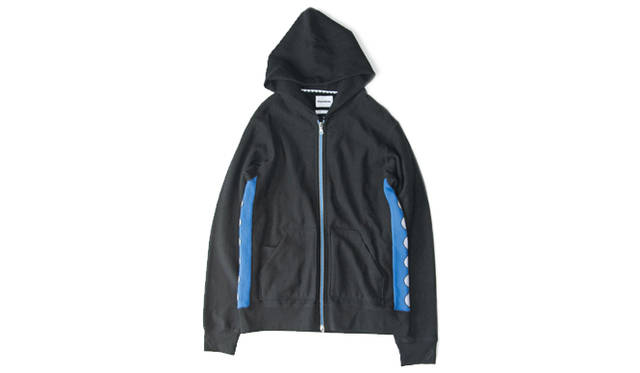 <b>OriginalFake「SIDE JACQUARD HOODED III」2万4000円 2009年9月2日（水）発売予定</b><br>帆布並みにしっかりと編み立てたオリジナルスウェット生地を使用したジップアップフードパーカ。KAWSのアイコン「TEETH」柄を、両脇にジャガード生地にて表現。ハト目など随所にオリジナル製作パーツを使用