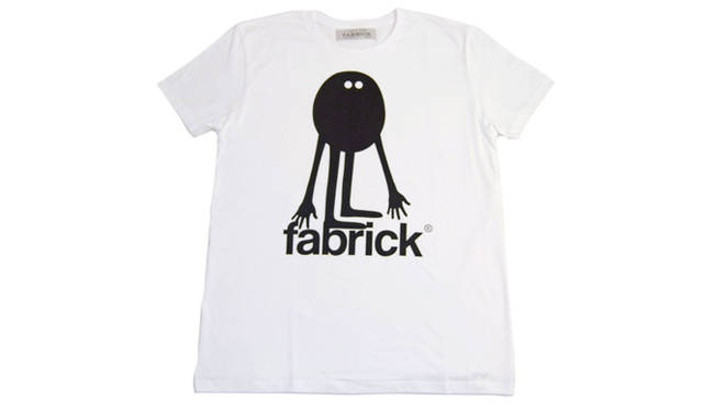 <b>FABRICK Protégé「ジュヌヴィエーヴ TEE」5775円 2009年9月2日（水）発売予定</b><br>フランスのアーティスト、ジュヌヴィエーヴ・ゴクレールがデザインしたTシャツ。トレードマークの「BIG BLACK」と「FABRICK」が大きくプリントされている。伊勢丹新宿店限定アイテム