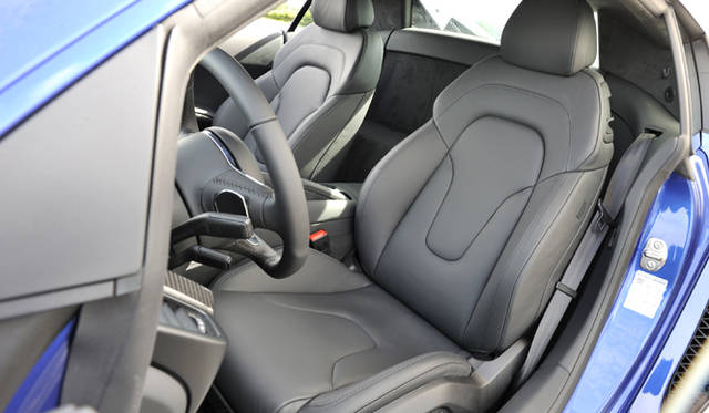 <b>Audi R8 5.2 FSI quattro｜アウディ R8 5.2 FSI クワトロ</b>