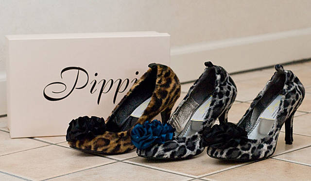 <strong>Pippi｜ピッピ</strong>　2万8350円（SFH17 BROWNレオパード×BLACK）、2万8350円（SFH17 GRAYレオパード×BLUE）、2万8350円（SFH17 GRAYレオパード×BLACK）