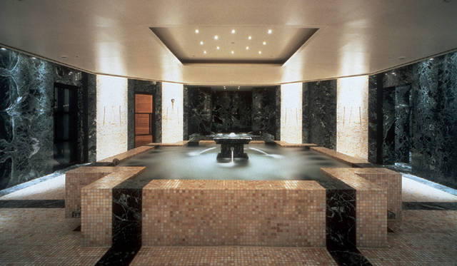 PARK HYATT TOKYO｜パーク ハイアット 東京 「クラブ オン ザ パーク」内のジャグジー