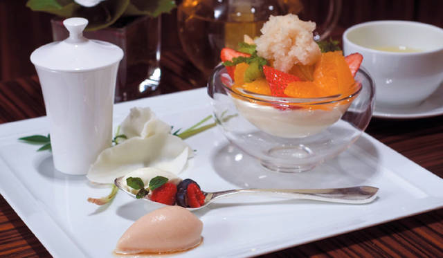 FOUR SEASONS HOTEL Tokyo at Marunouchi｜フォーシーズンズホテル丸の内 東京　ロビーラウンジでのデザートプレート
