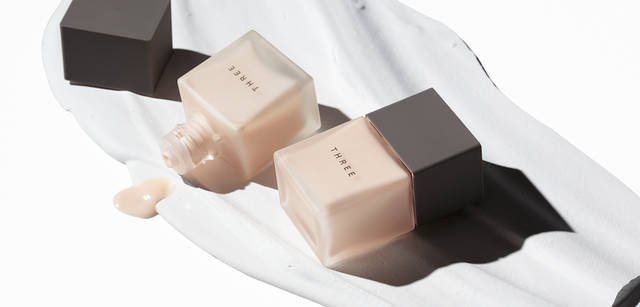 THREE｜スリー　「THREE プリスティーン プライマー」(グロー・トランスルーセント)各3990円/30mL