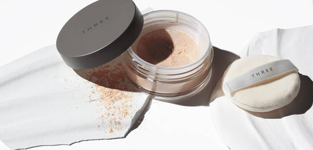 THREE｜スリー　「THREE ダイアフェネス ルースパウダー」(グロー・トランスルーセント　各2色)各5250円/17g