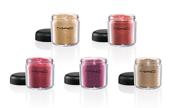 M・A・C「Make-Up Art Cosmetics（マリリン・ミンター）」グリッター（限定4色）各2520円<br>ゴールド（ゴールド）、リフレクツ コッパー（コッパー）、リフレクツ ラスト（ウォームレッド）、フューシャ（フューシャ）<br>ピグメント（限定1色）各3780円<br>ココモーション（ゴールドブロンズ）