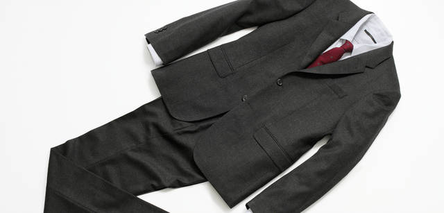 　ジャケット 8万4000円、シャツ 2万7300円、トラウザーズ 4万2000円、タイ 1万3650円