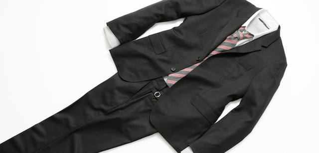 　ジャケット 8万4000円、シャツ 2万7300円、トラウザーズ 4万2000円、タイ 1万3650円