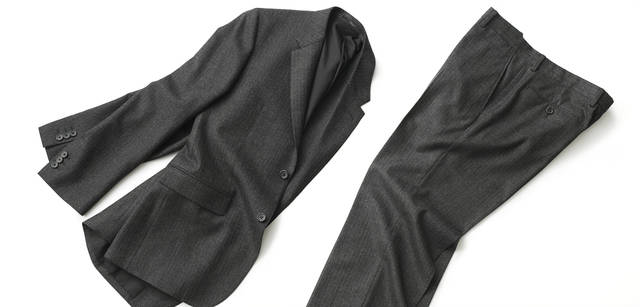 　ジャケット 8万4000円、トラウザーズ 4万2000円