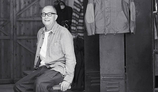 <strong>ナイジェル・ケーボンのフラッグシップショップ「THE ARMY GYM - Nigel Cabourn」にて、ナイジェル・ケーボンさん</strong>