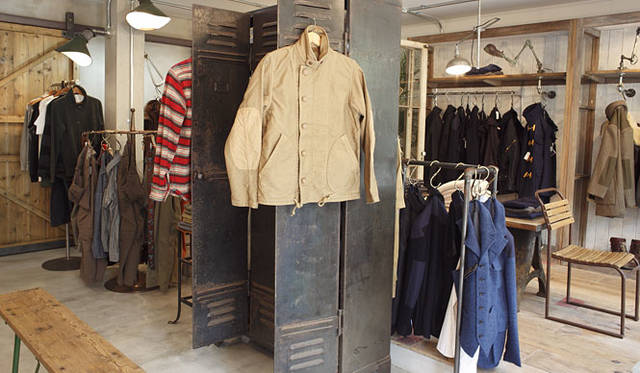 <strong>「THE ARMY GYM - Nigel Cabourn」内観</strong>