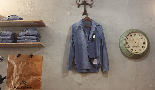 <strong>「THE ARMY GYM - Nigel Cabourn」と伊勢丹限定のダンガリーシャツ</strong>
