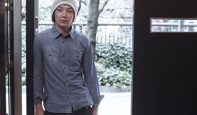 <strong>ショップスタッフの樋口隆行さんが着ているのは、「THE ARMY GYM - Nigel Cabourn」と伊勢丹限定のダンガリーシャツ。ナイジェル・ケーボン直筆のサインと、シリアルナンバー入りの100枚限定。ナイジェル自身が2003年から着て、本人いわく「350回は洗濯している（笑）」というダメージを忠実に再現したスペシャルダメージ加工に注目。ダンガリーシャツ2万9400円</strong>