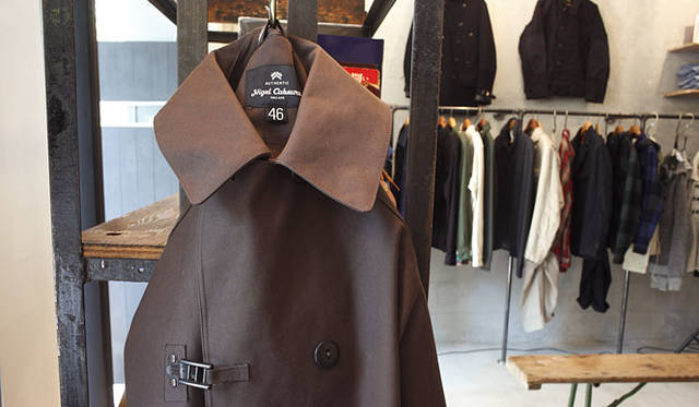 <strong>イギリスを代表する工場、MACKINTOSHで生産したWネームのコート</strong>