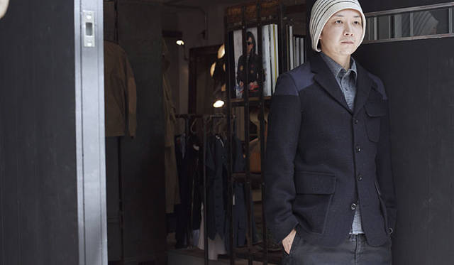 <strong>ナイジェル・ケーボンらしいデザインのMALLORY JACKET。丈夫なハリスツイードにペンタイル素材のコンビネーションがオーセンティックな雰囲気。ジャケット8万2950円</strong>