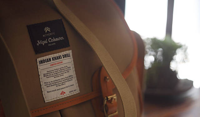 <strong>デッドストックのコットンドリルを使用した限定生産のバッグ</strong>