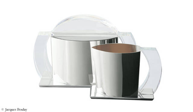 <b>PUIFORCAT｜ピュイフォルカ　「ティー・コーヒーセット」</b>　シュガーポット｜241万5000円　クリームジャグ｜178万5000円　20世紀の銀食器に革新をもたらしたスタイルを集合させた貴重な作品。長方形の脚をもつティー・コーヒーセットは、ジャン・ピュイフォルカの創造力の具現体といえる。