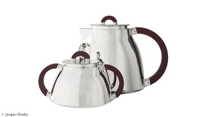 <b>PUIFORCAT｜ピュイフォルカ　「セントラルパーク」</b> ティーポット｜73万5000円　シュガーポット｜65万1000円　スターリングシルバーのボディに、アマラント材の把手がついた円形と楕円形から構成される繊細なフォルムは、ほとんどすべての工程が手作業。コンテンポラリーなデザインが職人の知識と切り離せないことを証明した。