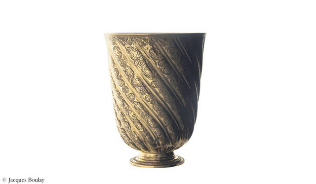 <b>PUIFORCAT｜ピュイフォルカ　「アンヌ・ドートリッシュのゴブレット」</b> 294万円　ねじれを入れた側面を鏨彫し、線刻によって模様の高さをだしている。このデザインはピュイフォルカのシンボルマークにもなっており、同一モデルを復刻生産もしている。