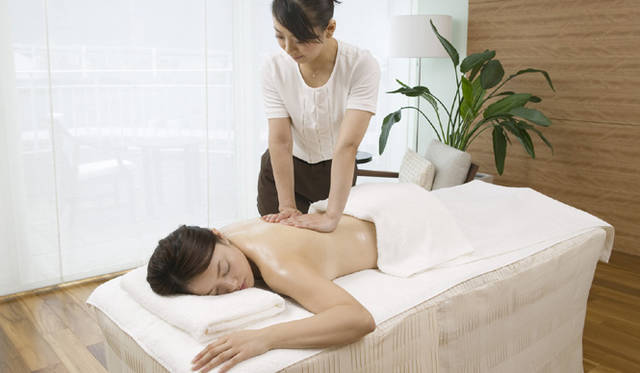 hotel nikko tokyo｜ホテル日航東京 「アロマシグネチャー」　施術の様子