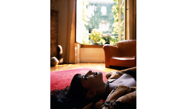 伊島薫「最後に見た風景 – Landscapes with a Corpse」<br>Helena Noguerra wears Vivienne Westwood, 2001　© Izima Kaoru
