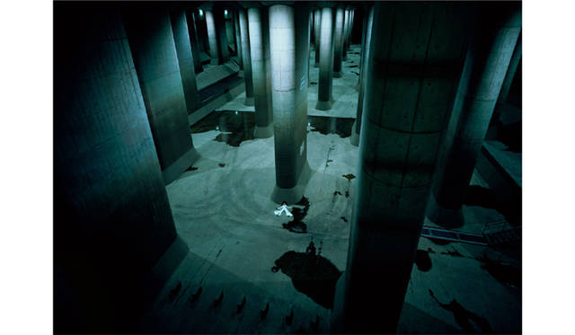 伊島薫「最後に見た風景 – Landscapes with a Corpse」<br>Kuroki Meisa wears Gucci, 2006　© Izima Kaoru