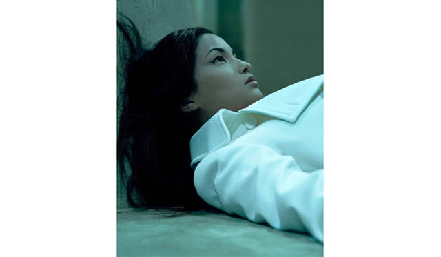 伊島薫「最後に見た風景 – Landscapes with a Corpse」<br>Kuroki Meisa wears Gucci, 2006　© Izima Kaoru