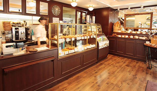 <b>マンマーノ（Main Mano）</b><br>赤ちゃんからお年寄りまで、マンマーノを訪れるお客さんの年齢層は幅広い。焼き菓子やサンドウィッチ類もファンが多い