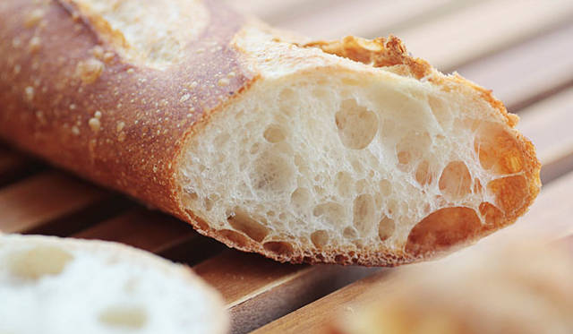 <b>マンマーノ（Main Mano）</b><br>北海道産小麦とフランス産小麦を絶妙なブレンドで使用し、18時間の低温長時間発酵をさせてから焼き上げるバゲット。小麦粉本来の味とパリパリの皮が香ばしい。（焼き上がり予定時間11時半） 320円