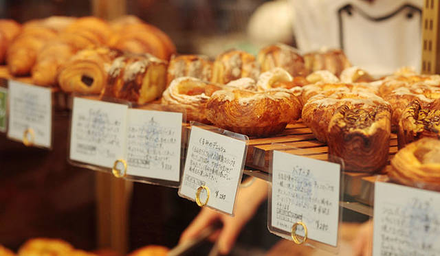 <b>マンマーノ（Main Mano）</b><br>デニッシュ類のほか、あんぱん、メロンパン、クリームパンなど、日本人に馴染み深いメニューもそろう。定番商品以外は季節によってメニューは入れ替わる