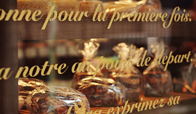 <b>マンマーノ（Main Mano）</b><br>定番商品を含め、店頭には40～50種類のパンが並ぶ。曜日限定のパンもおすすめ