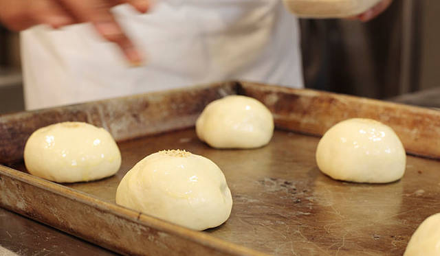 <b>マンマーノ（Main Mano）</b><br>目にも止まらぬ鮮やかなスピードで、あんぱんにケシの実がのせられていく