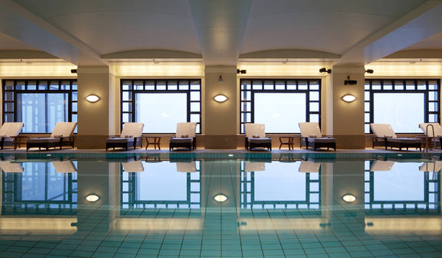 THE RITZ-CARLTON，TOKYO｜ザ・リッツ・カールトン東京　開放感溢れるプール