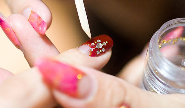 クリアジェルを重ねたあと、さらにストーンとブリオンでアラビアン調のアートを施す。さらにクリアジェルでコーティングし、完成