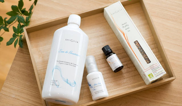 SHIGETA｜シゲタ　<br>左から、フローラルウォーター「ジュニパー」、マッサージオイル「ベーシックセンス」、ブレンドエッセンシャルオイル「ピュア＆スリム」、ハーバルティー「ピューリファイ」