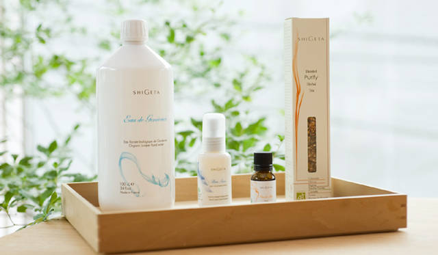 SHIGETA｜シゲタ　<br>左から、フローラルウォーター「ジュニパー」、マッサージオイル「ベーシックセンス」、ブレンドエッセンシャルオイル「ピュア＆スリム」、ハーバルティー「ピューリファイ」