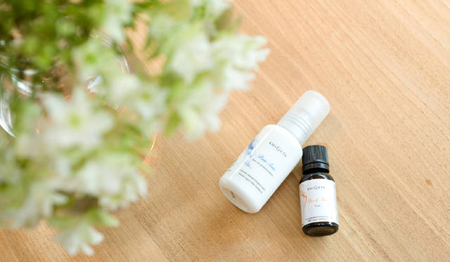 使用するのは、デトックスブレンドのエッセンシャルオイル「ピュア＆スリム」。マッサージオイル「ベーシックセンス」で希釈すると、より快適にマッサージできる。