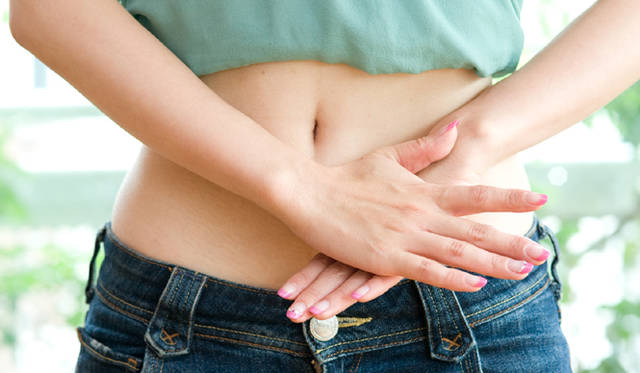 フィニッシュ地点は、おへその下5cmほどにある丹田の位置。押し流す際、かたい部分を感じるようなら、老廃物が溜まっている可能性が。つづいて、右わき腹も同様に行う。