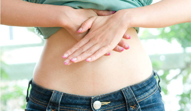 両脇を終えたら、両手を正面に。みぞおちから丹田へ向け、上から下へまっすぐに流すように、軽く圧をかけながら押し下げていく。