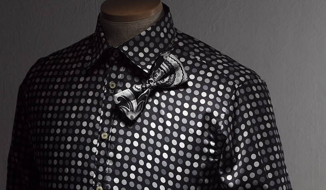 <strong>ETRO｜エトロ</strong>　シャツ4万8300円、蝶タイ1万7850円