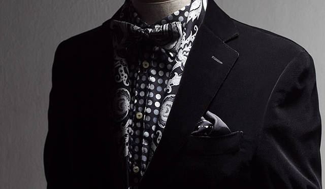 <strong>ETRO｜エトロ</strong>　シャツ4万8300円、蝶タイ1万7850円、ショール5万1450円、ジャケット18万9000円