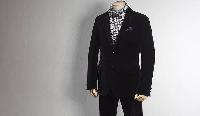 <strong>ETRO｜エトロ</strong>　シャツ4万8300円、蝶タイ1万7850円、ショール5万1450円、ジャケット18万9000円、パンツ5万8800円